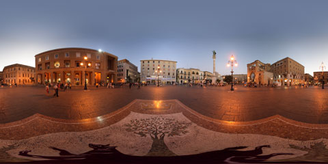Lecce panoramica a 360° di Piazza S. Oronzo, con l'Anfiteatro, il Sedile e il santo sulla colonna