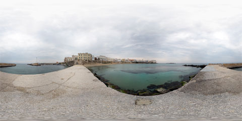 Gallipoli veduta dal molo sud del porto del Lazzaretto sulle Mura antiche e Seno della Purità con panoramica a 360°