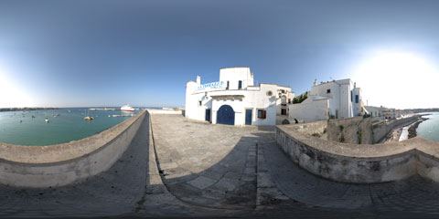 Otranto panoramica a 360° sul porto dall'alto delle mura antiche