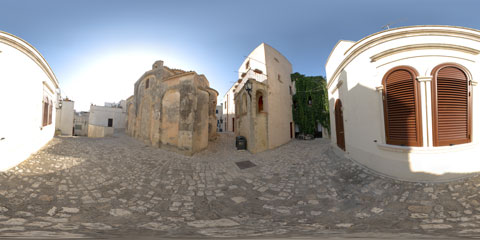 Otranto panoramica a 360° della Chiesa Bizantina nel centro storico pavimentato in basolato