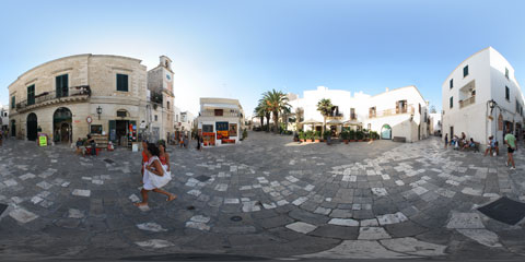 Otranto panoramica a 360° di Piazza del Popolo, con i suoi negozietti di souvenirs e il pavimento in basolato
