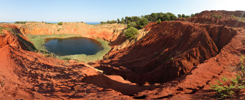 Foto panoramica a 360° delle Cave di Bauxite di Otranto e del laghetto verde